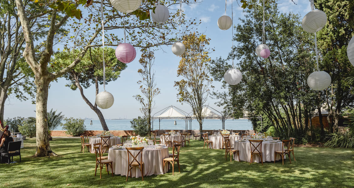 000home La cérémonie symbolique du mariage au jardin Kempinski du palais San Clemente à Venise