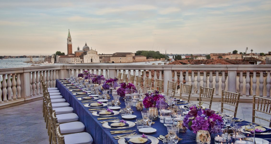Un splendide diner de mariage sur une terrasse sur le toit à Venise Italié