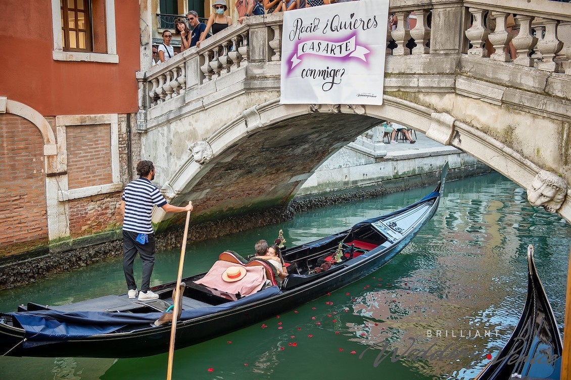 01d Poser a question sur une gondole à Venise Italie