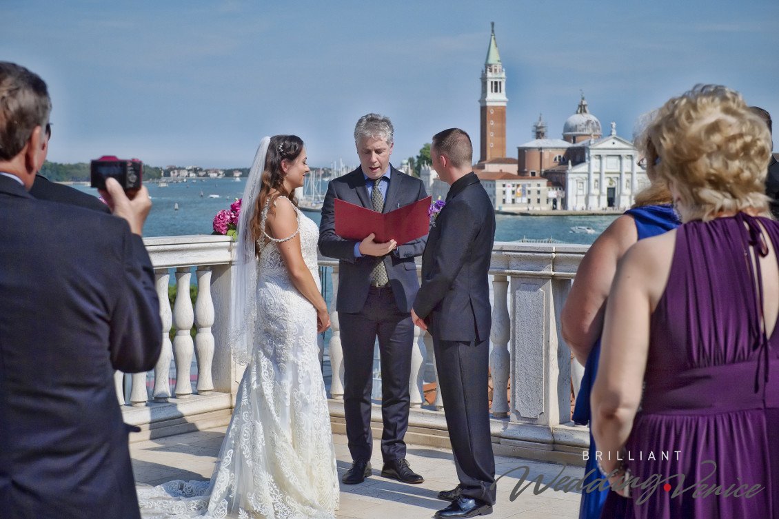 Un splendide diner de mariage sur une terrasse sur le toit à Venise Italié